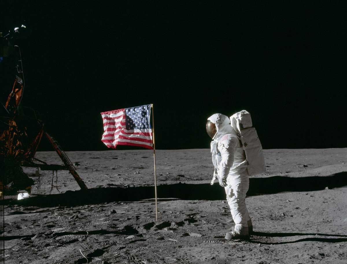 flag-on-trhe-moon